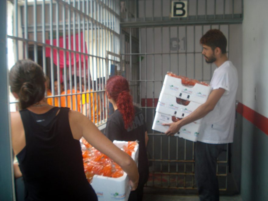 Entrega de panetones no presídio.