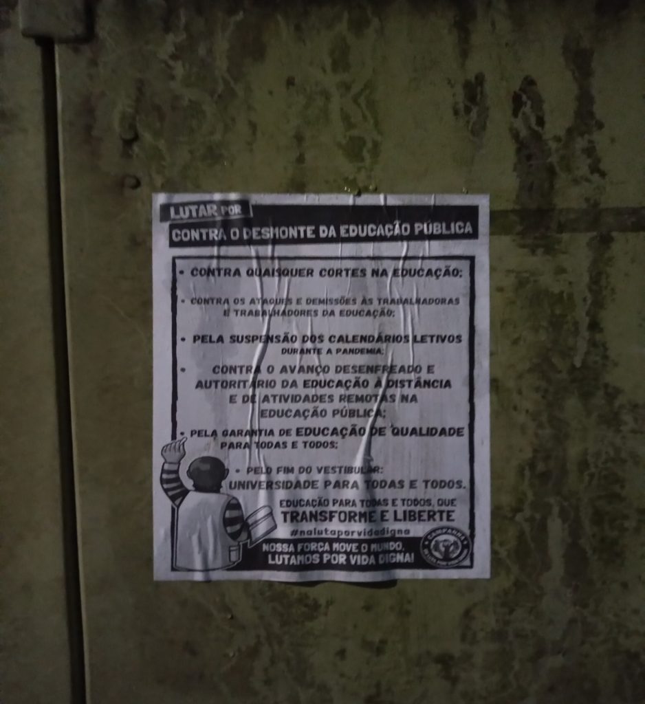 Colagem de lambes no sul de Joinville: com os temas da renda e educação pública de qualidade, contra a precarização da vida dos de baixo! 