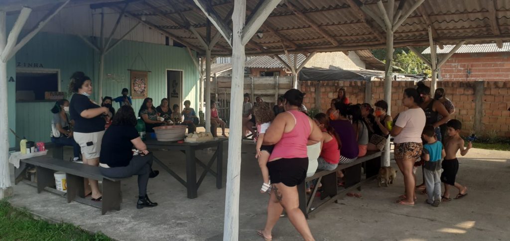 Mulheres recebem oficina de produção de sabão em ocupação de Araquari