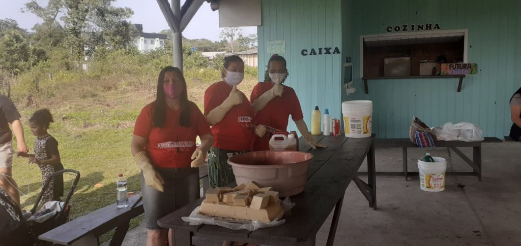 Mulheres recebem oficina de produção de sabão em ocupação de Araquari