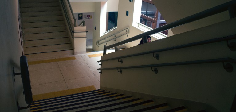 Escadaria da Escola de Aplicação da FEUSP, com apenas uma aluna