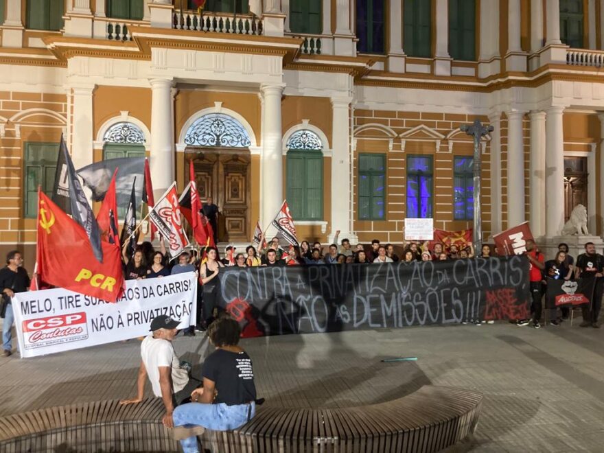 Após protesto em 21 de setembro de 2023, trabalhadoras/es e apoiadoras/es reunidos contra à privatização da CARRIS